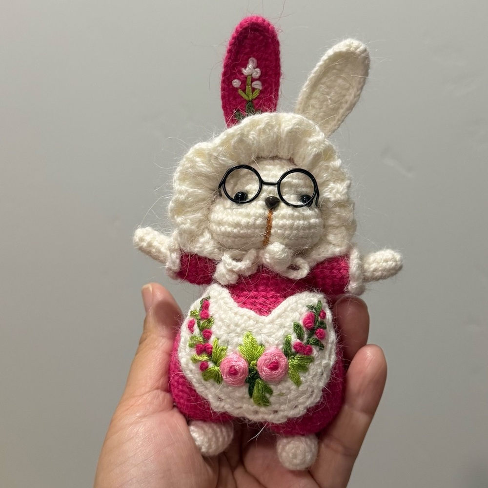 🧶handmade crochet amigurumi bunny toy features intricate embroid